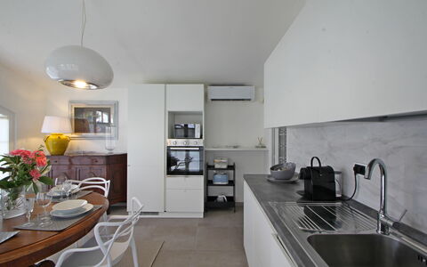 Villa Di Magra: Fregadero, Lavabo, Gabinetes, Mostrador, Grifo, Mesa, Encendiendo, Silla, Diseño De Interiores, Cocina