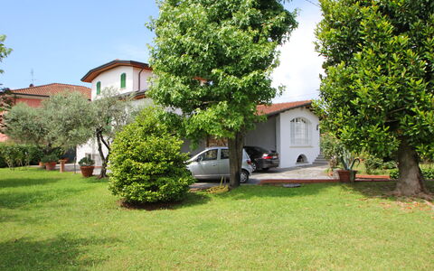 Villa Di Magra: Planta, Cielo, Coche, Vehículo, Edificio, Ventana, Vehículo De Motor, Árbol, El Terreno Del Lote