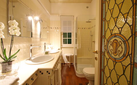Villa Di Magra: Espejo, Planta, Arreglo De Tubería, Lavabo, Propiedad, Grifo, Baño, Maceta, Diseño De Interiores, Lavabo Del Baño