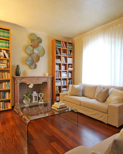Villa Di Magra: Mueble, Propiedad, Sofá, Estante, Madera, Diseño De Interiores, Librero, Mesa, Suelo, Estantería