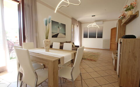 Appartamento Levante: Mesa, Mueble, Propiedad, Ventana, Madera, Silla, Encendiendo, Diseño De Interiores, Suelo