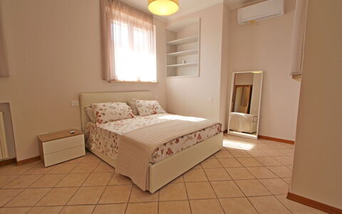 Appartamento Levante: Ventana, Mueble, Edificio, Comodidad, Marco De La Cama, Almohada, Madera, Diseño De Interiores, Casa