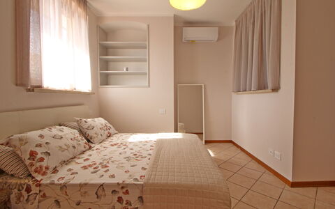 Appartamento Levante: Ventana, Mueble, Propiedad, Edificio, Comodidad, Madera, Sombra, Diseño De Interiores, Marco De La Cama