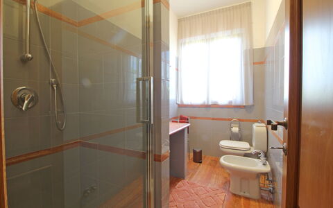 Appartamento Levante: Arreglo De Tubería, Lavabo, Alcachofa De La Ducha, Edificio, Puerta De La Ducha, Grifo, Ducha, Panel De Ducha, Baño, Ventana