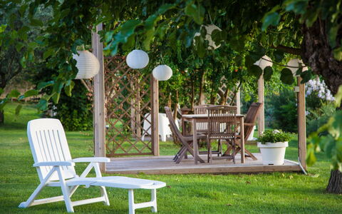 Villa Angelica: Planta, Mueble, Mesa, Silla, Verde, Mesa Al Aire Libre, Árbol, Mueble Para Exteriores, Sombra, Hierba