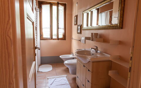 Villa Angelica: Lavabo, Mueble De Baño, Grifo, Espejo, Propiedad, Lavabo Del Baño, Arreglo De Tubería, Ventana, Madera, Baño