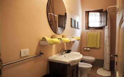 Berenice: Espejo, Lavabo, Lavabo Del Baño, Arreglo De Tubería, Grifo, Púrpura, Baño, Arquitectura, Diseño De Interiores