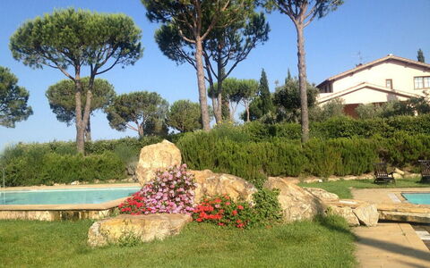 Maremma Retreat: Planta, Cielo, Flor, Planta De La Comunidad, Árbol, Botánica, El Terreno Del Lote, Edificio, Hierba, Paisaje Natural