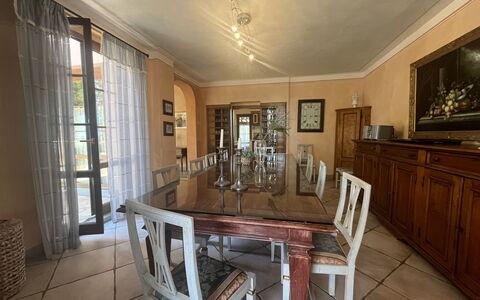 Maremma Retreat: Propiedad, Mueble, Mesa, Marco, Silla, Madera, Diseño De Interiores, Encendiendo, Piso, Suelo