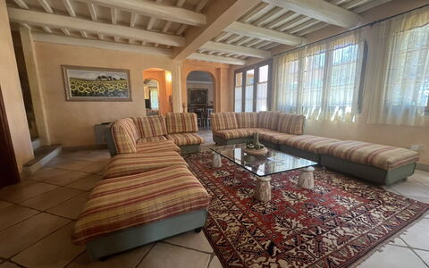 Maremma Retreat: Propiedad, Mueble, Edificio, Marco, Ventana, Madera, Sala, Casa, Diseño De Interiores, Salón