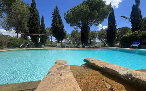 Maremma Retreat: Agua, Cielo, Nube, Piscina, Árbol, Azur, Planta, Rectángulo, Sombra, Paisaje Natural