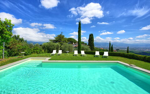 Villa Mami: Agua, Nube, Cielo, Verde, Azul, Piscina, Azur, Planta, Paisaje Natural, Rectángulo