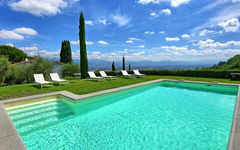Villa Mami: Agua, Nube, Cielo, Tiempo De Día, Propiedad, Verde, Naturaleza, Azur, Piscina, Planta