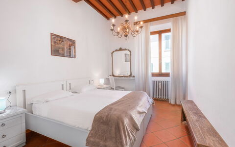 Cascine Apartment In Florence: Pared, Diseño De Interiores, Habitación, Cama, Techo, Suelo, Piso, Sábana, Habitación, Mueble