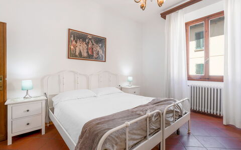 Cascine Apartment In Florence: Cama, Diseño De Interiores, Habitación, Mueble, Sábana, Lecho, Habitación, Techo, Suelo, Piso