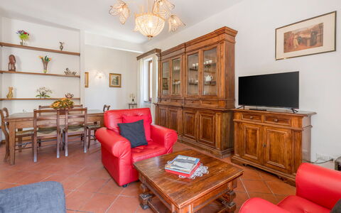 Cascine Apartment In Florence: Mueble, Diseño De Interiores, Piso, Madera, Habitación, Suelo, Techo, Sala, Gabinetes, Encendiendo