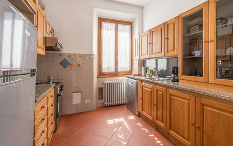 Cascine Apartment In Florence: Cocina, Mostrador, Madera, Piso, Aparato De Cocina, Gabinetes, Diseño De Interiores, Electrodoméstico, Techo, Suelo
