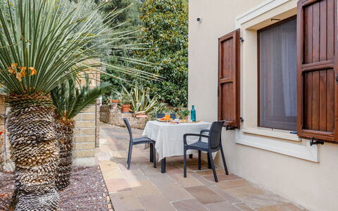 Cyca Holiday Home: Propiedad, Mesa, Planta, Silla, Edificio, Arquitectura, Mueble Para Exteriores, Árbol, Pared, Arecales