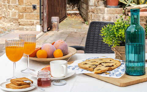 Cyca Holiday Home: Comida, Mesa, Vajilla, Planta, Botella, Vajilla, Plato, Ingrediente, Madera, Naranja