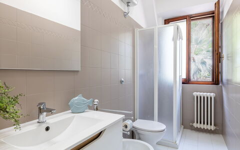 Cyca Holiday Home: Grifo, Arreglo De Tubería, Lavabo, Propiedad, Lavabo Del Baño, Planta, Baño, Ventana, Espejo, Diseño De Interiores