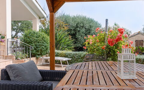 Cyca Holiday Home: Planta, Mueble, Propiedad, Cielo, Flor, Sombra, Madera, Diseño De Interiores, Mueble Para Exteriores, Porche
