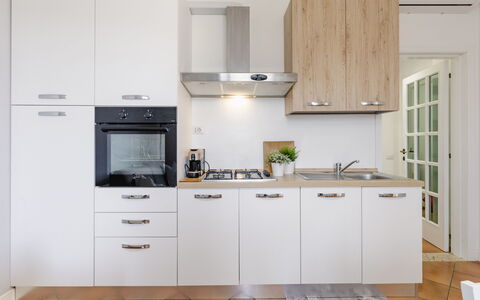 Cyca Holiday Home: Mostrador, Gabinetes, Propiedad, Mueble, Edificio, Estufa De Cocina, Aparato De Cocina, Cocina, Electrodoméstico, Madera
