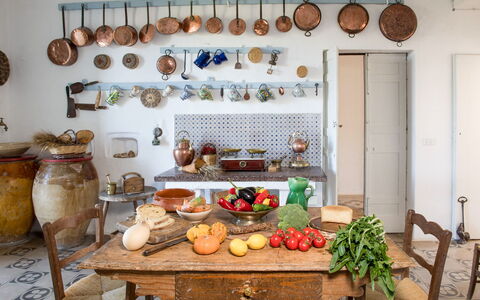 Masseria Tagliente: Comida, Propiedad, Vajilla, Estante, Diseño De Interiores, Mesa, Estantería, Cocina, Los Alimentos Naturales, Edificio