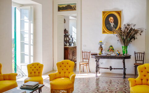Masseria Tagliente: Mueble, Propiedad, Mesa, Marco, Planta, Edificio, Amarillo, Naranja, Encendiendo, Silla