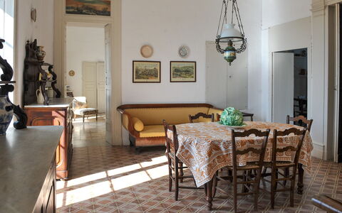 Masseria Tagliente: Mesa, Mueble, Propiedad, Marco, Silla, Madera, Diseño De Interiores, Suelo, Piso, Sala