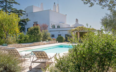 Masseria Tagliente: Planta, Agua, Propiedad, Cielo, Edificio, Árbol, Piscina, Bienes Raíces, Hierba, Paisaje