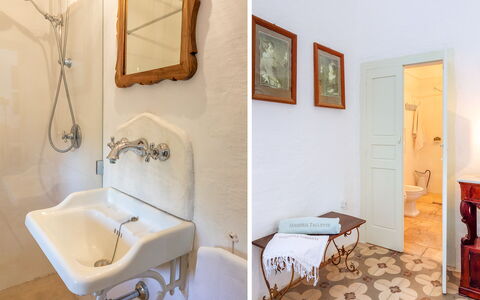 Masseria Tagliente: Espejo, Grifo, Lavabo, Propiedad, Arreglo De Tubería, Lavabo Del Baño, Edificio, Diseño De Interiores, Baño, Marco