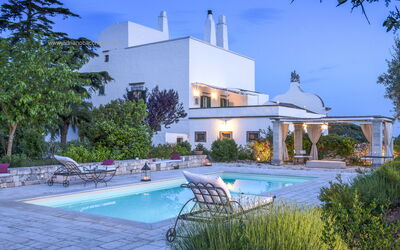 Masseria Tagliente: Agua, Planta, Cielo, Propiedad, Edificio, Piscina, Azur, Árbol, Cuerpo De Agua, Ocio