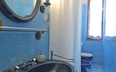 Casa Il Prato: Espejo, Propiedad, Lavabo, Azul, Arreglo De Tubería, Ligero, Grifo, Azur, Ventana, Baño