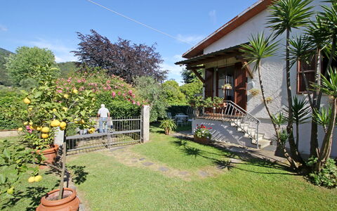 Casa Il Prato: Planta, Cielo, Edificio, Maceta, Nube, Árbol, Vegetación, Cabaña, Hierba, Paisaje