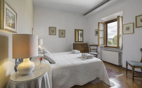 Casa Martina, Piazza Delle Erbe, San Gimignano: Mueble, Habitación, Diseño De Interiores, Cama, Piso, Sábana, Lecho, Habitación, Marco, Suelo