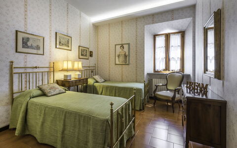 Casa Martina, Piazza Delle Erbe, San Gimignano: Mueble, Diseño De Interiores, Pared, Cama, Habitación, Piso, Techo, Habitación, Suelo, Marco