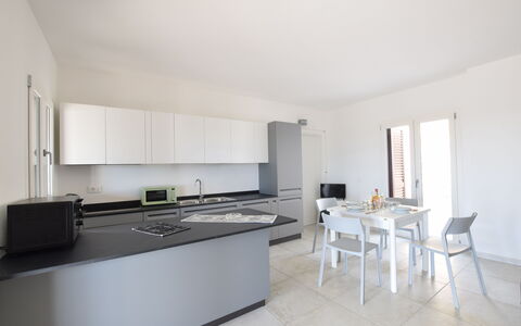 Villa Del Sole In Budoni Sea View: Gabinetes, Mostrador, Edificio, Ventana, Aparato De Cocina, Estufa De Cocina, Fregadero, Madera, Diseño De Interiores, Grifo