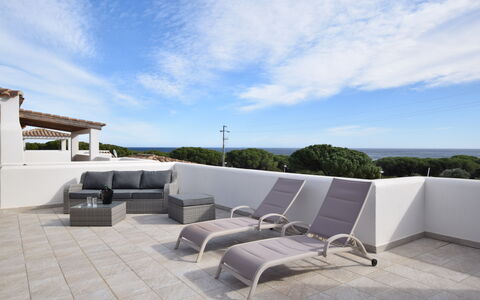 Villa Del Sole In Budoni Sea View: Nube, Cielo, Mueble, Sombra, Diseño De Interiores, Mueble Para Exteriores, Edificio, Madera, Suelo, Diseño Urbano