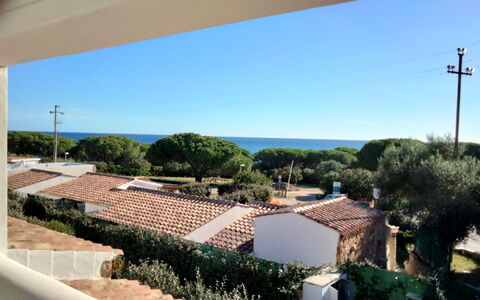 Villa Del Sole In Budoni Sea View: Cielo, Propiedad, Edificio, Azur, Casa, Ventana, Diseño Urbano, Árbol, Luz De Sol, Sombra