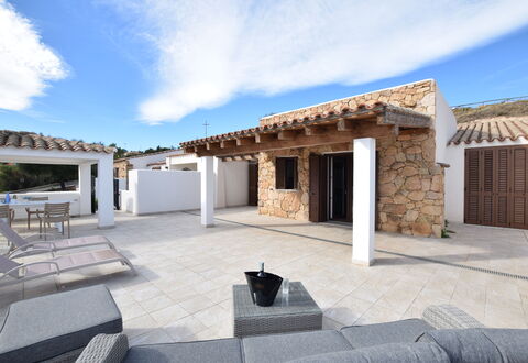 Villa Del Sole In Budoni Sea View: Nube, Cielo, Propiedad, Edificio, Sombra, Diseño De Interiores, Diseño Urbano, Barrio Residencial, Paisaje, Bienes Raíces