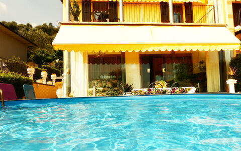 Villa Paradiso: Agua, Propiedad, Piscina, Edificio, Azur, Planta, Ventana, Ocio, Árbol, Sombra