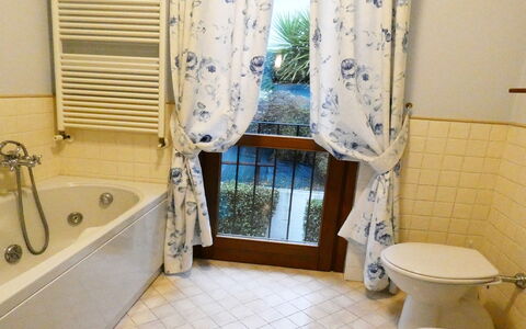 Villa Paradiso: Arreglo De Tubería, Propiedad, Grifo, Baño, Lavabo, Cortina, Diseño De Interiores, Madera, Lavabo Del Baño, Edificio