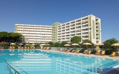 Suite Mareconero: Agua, Edificio, Propiedad, Piscina, Cielo, Azur, Árbol, Planta, Condominio, Ocio