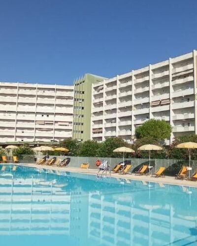 Suite Mareconero: Agua, Edificio, Propiedad, Piscina, Cielo, Azur, Árbol, Planta, Condominio, Ocio