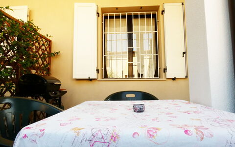 Casa Vacanze Sabrina: Edificio, Propiedad, Mueble, Comodidad, Textil, Ventana, Planta, Diseño De Interiores, Madera, Marco De La Cama