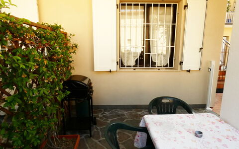 Casa Vacanze Sabrina: Suelo, Mueble, Puerta, Manchas De Madera, Maceta, Sombra, Silla, Planta De Casa, Inicio De La Puerta, Balcón