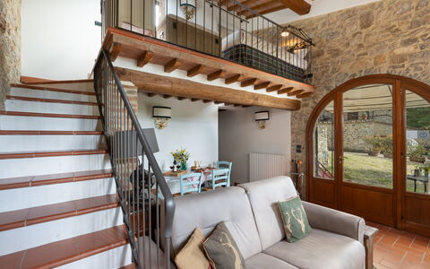 Villa Ida: Propiedad, Sofá, Edificio, Ventana, Madera, Diseño De Interiores, Escalera, Suelo, Sala, Casa
