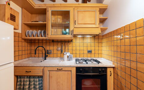 Villa Ida: Gabinetes, Mostrador, Fregadero, Lavabo, Grifo, Propiedad, Edificio, Mueble, Cocina, Arreglo De Tubería