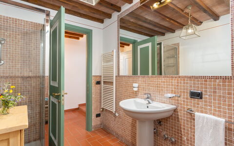 Villa Ida: Espejo, Grifo, Lavabo, Arreglo De Tubería, Propiedad, Baño, Edificio, Lavabo Del Baño, Planta, Madera