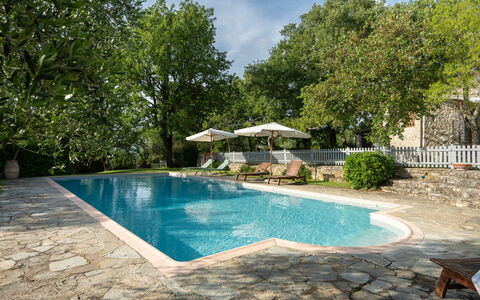 Villa Ida: Agua, Planta, Propiedad, Nube, Piscina, Árbol, Sombra, Ocio, Cielo, Paisaje